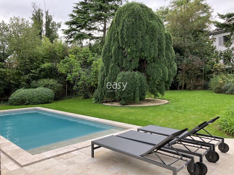 House with garden available for professional photo shoot sessions in Paris, France