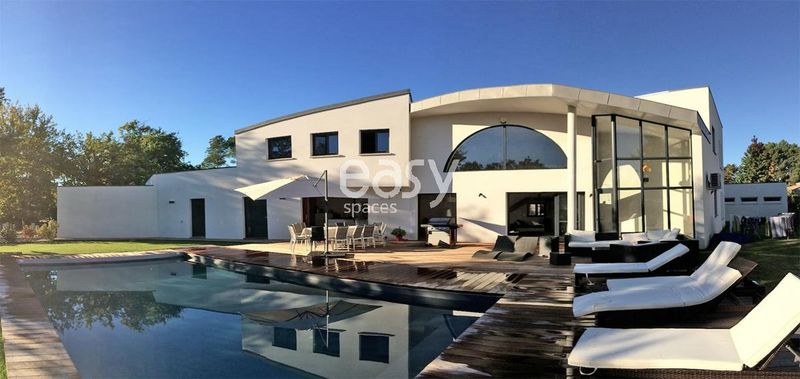 A unique and unconventional space located in the vibrant city of Bordeaux