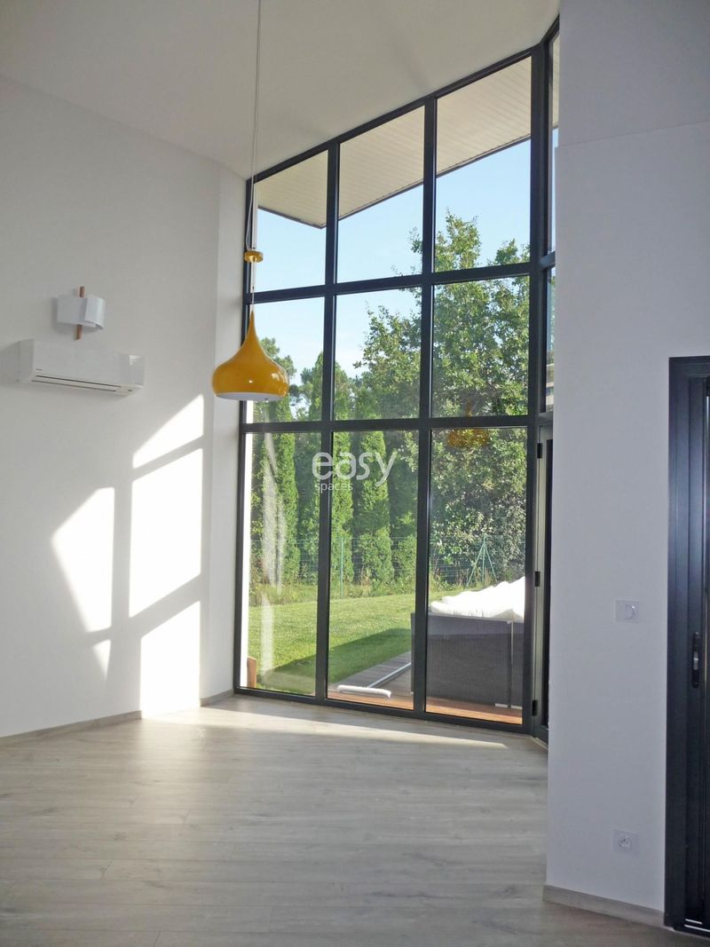 Renting a contemporary villa for an exclusive professional photo shoot session