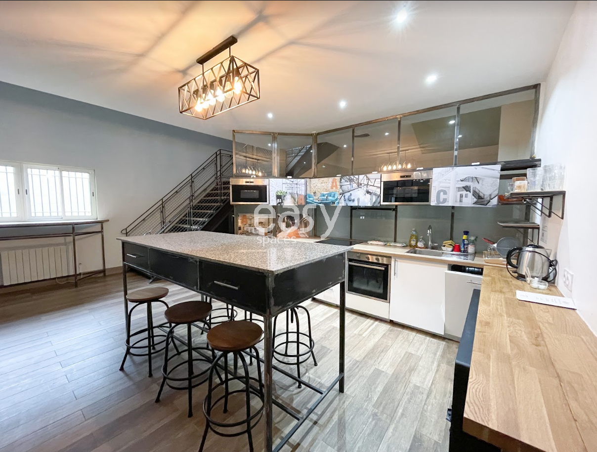 find a professional photography studio located in the Île-de-France region of FRANCE