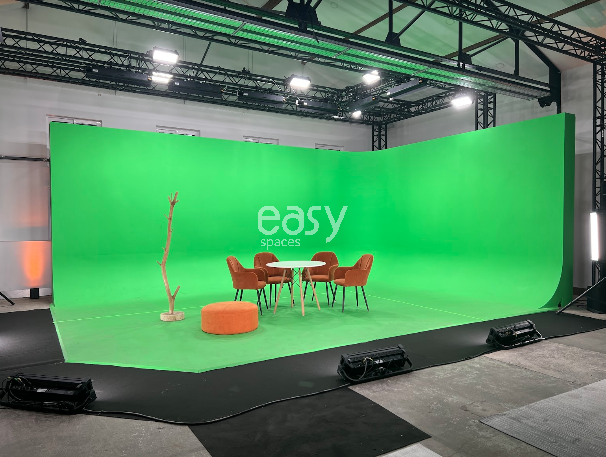 Renting a well-equipped professional photo studio space in Paris FRANCE