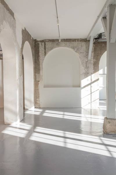 renting a raw space specifically designed for professional photoshoots in Paris, FRANCE