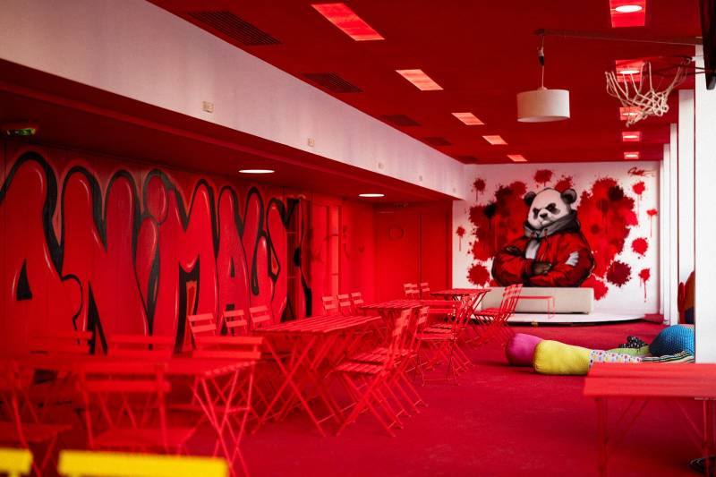 Renting a Room for a Photoshoot in Paris, France with Ideal Lighting and Space