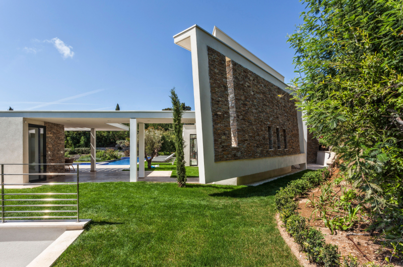 Contemporary villa available for rental for photo and video shooting in the renowned Saint Tropez, France