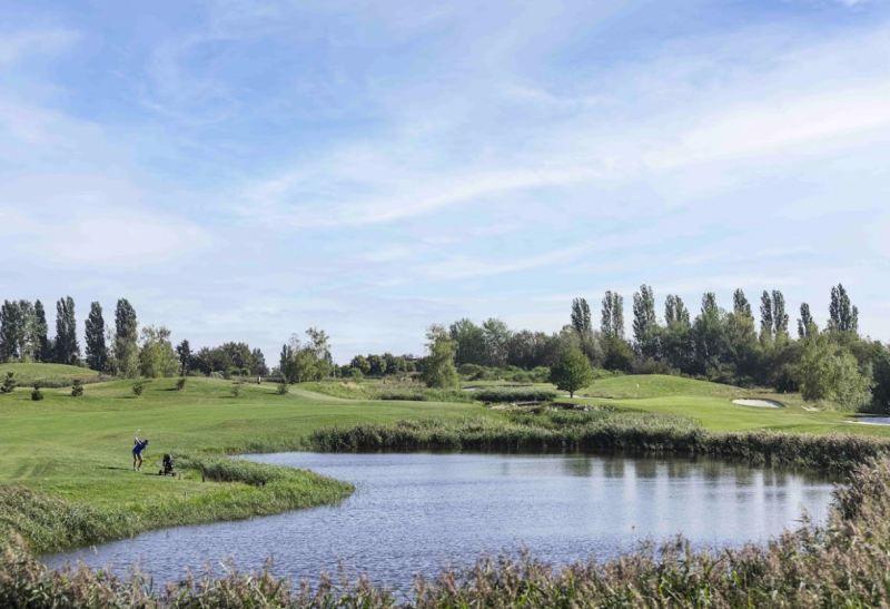 hold a press launch at a Parisian golf course