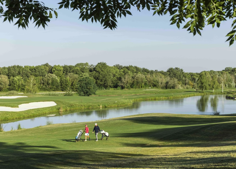organize a cocktail party at a golf course in Paris