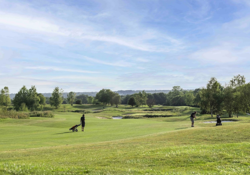 organize a golf event in Paris