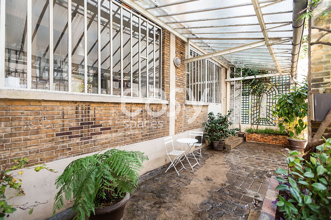 Where is the best place to organize a professional seminar within the city limits of Paris, France?