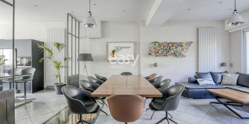 a suitable and convenient venue for hosting a professional seminar in the city of Lyon