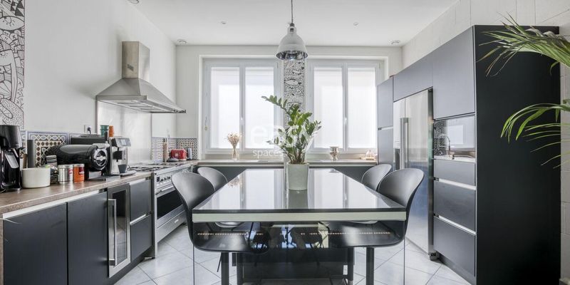 room rental services available in the city of Lyon, department 69