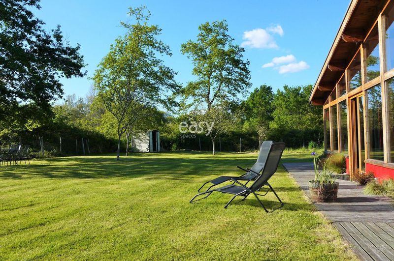 Filming location site featuring Bordeaux-style wooden windows in the region 33