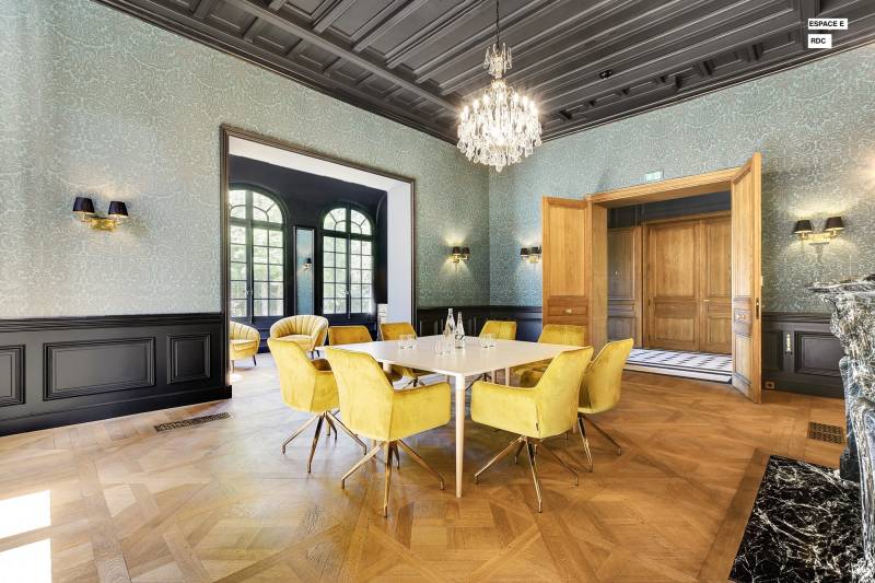 Renting an Entrance Hall with Elegant Features for a Professional Photo Shoot in Paris, FRANCE