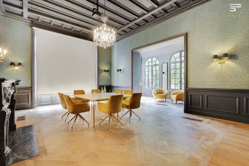 rent a spacious and elegant Haussmannian living room for filming in central Paris FRANCE