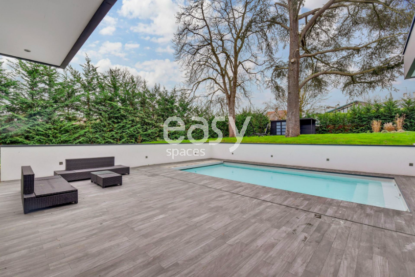 modern house designed specifically for photo shoots located in Paris city