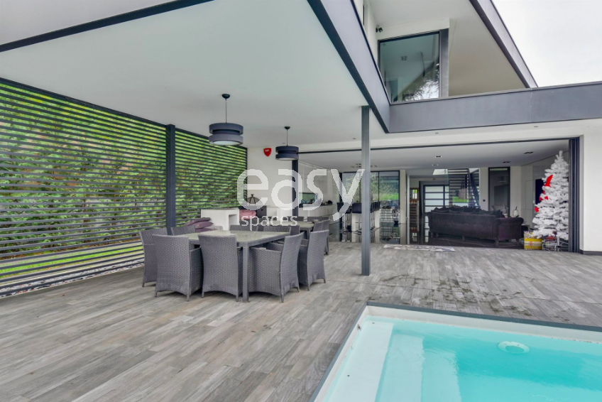 Contemporary villa available for shooting in the heart of Paris with all modern amenities