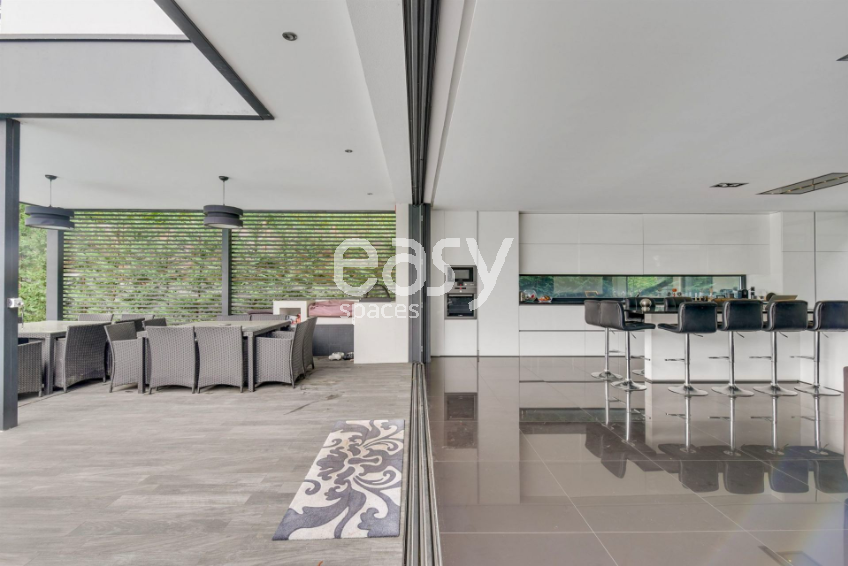 private location available for rent specifically for film shooting purposes in Paris