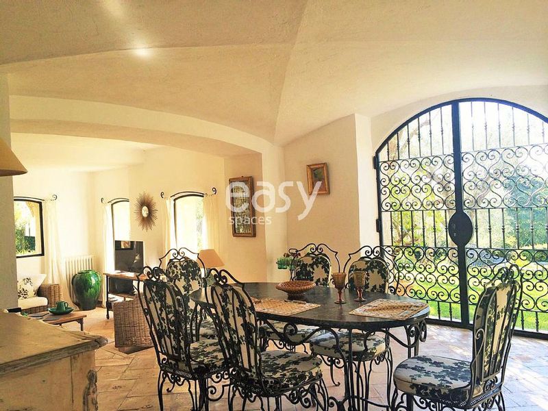 Villa available for rent with a beautiful garden located in Cannes, Nice, Monaco, and the Alpes Maritimes 06 region