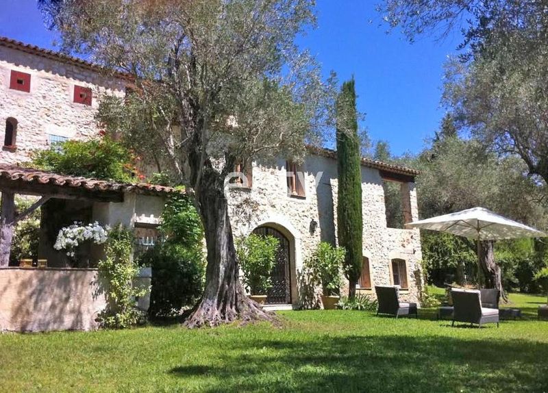 Renting a traditional Provençal farmhouse (mas) for a professional photo shoot in Cannes