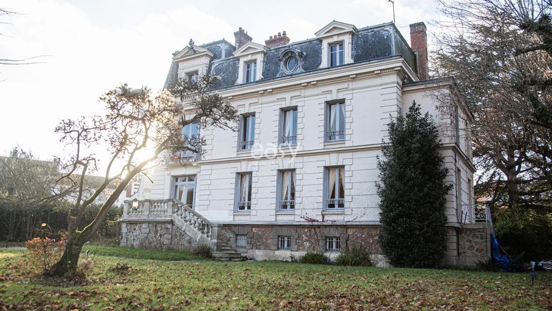 Private mansion available for rent for filming purposes in Paris, France