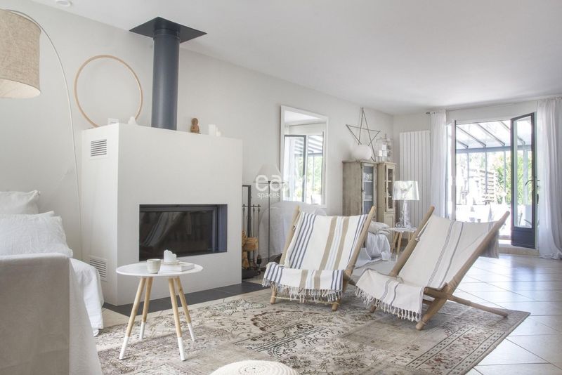 renting a beautiful house with a spacious garden located near Paris