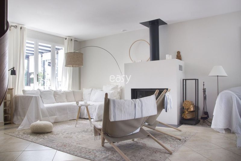 Villa available for rental for filming purposes located near the city of Paris