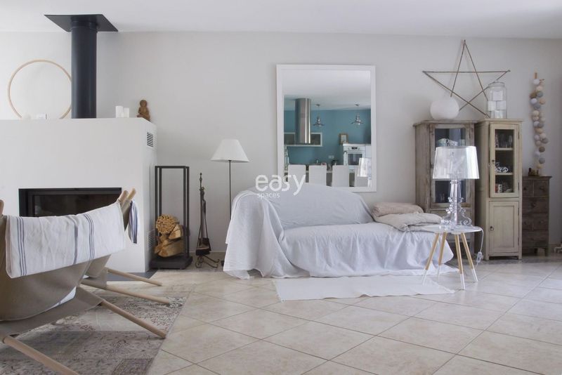 house available for rent specifically designed for professional photo production purposes located in paris