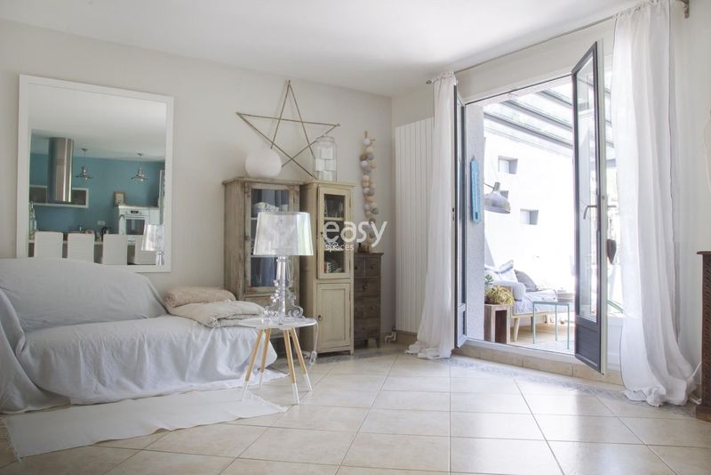 private villa available for rent specifically for filming purposes in the city of Paris