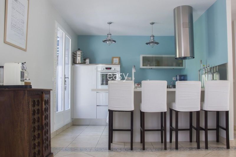 an unusually distinctive and atypical filming location situated in the city of Paris