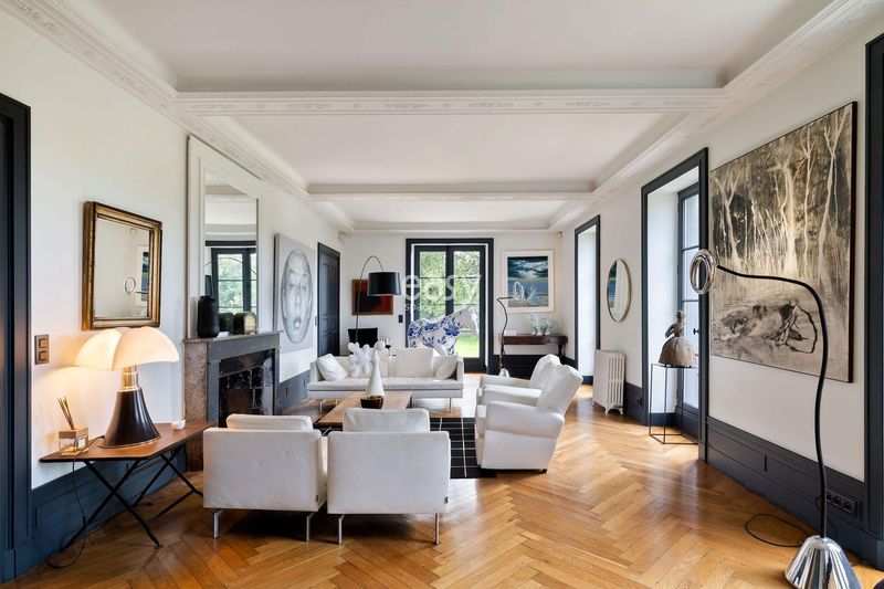 exact filming location in Bayonne, France with precise contextual details