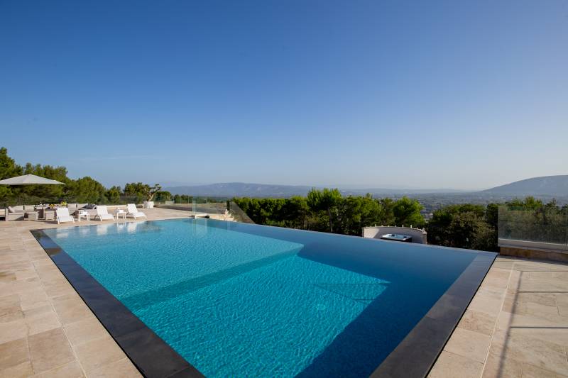 Photoshoot location featuring an infinity pool in FRANCE