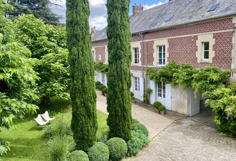 Country house suitable for photo shoots in Paris, FRANCE with charming rural setting