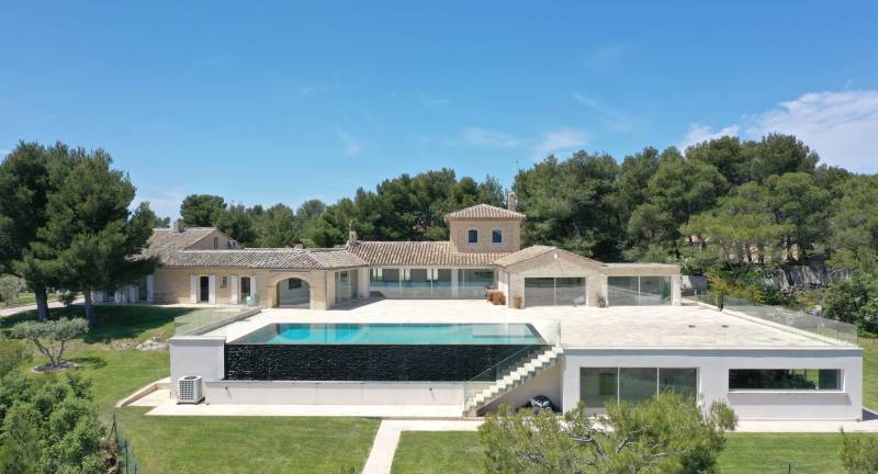 Contemporary house ideally suited for professional photoshoots located in the beautiful South of France