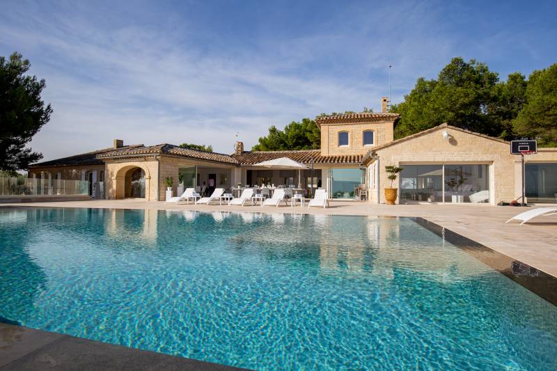 renting a villa for shooting a film in the south of FRANCE with ideal settings and perfect amenities