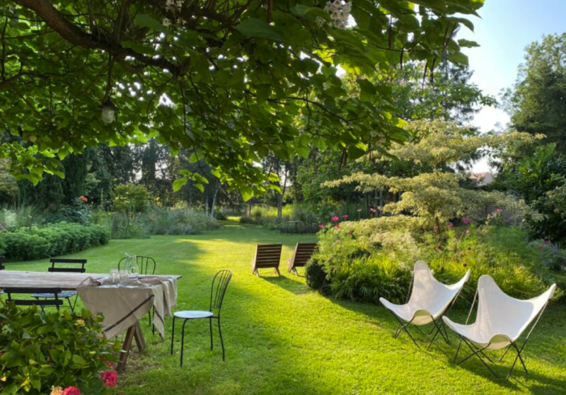 House with Garden Perfectly Located for Photo Shooting in Paris, FRANCE