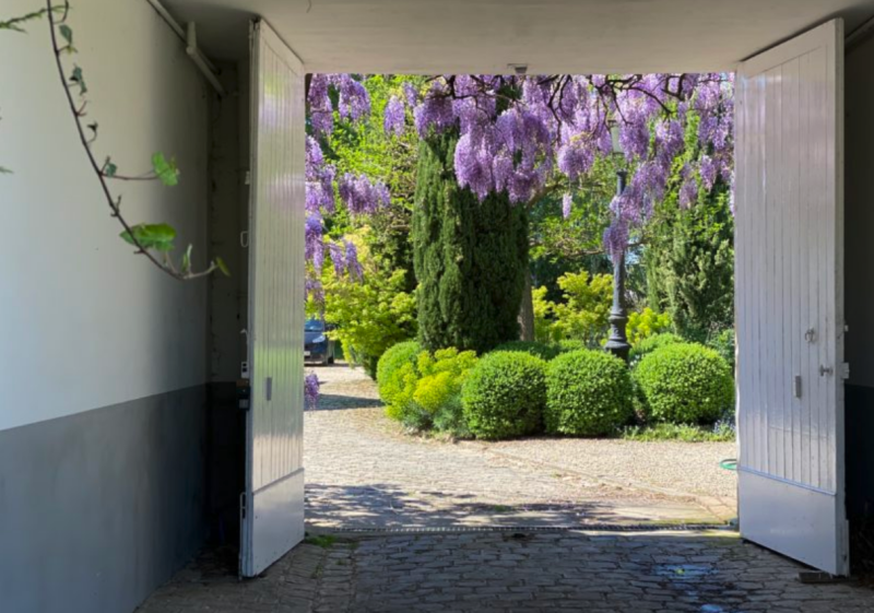 house with a large garden ideal for professional photo shoots in Paris, France