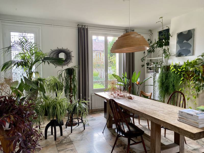 House with garden ideal for filming location in Paris, France for all your production needs