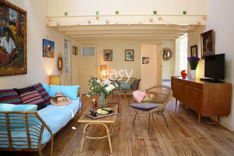 decor for photo shoots at Cap Ferret, featuring scenic coastal backgrounds and natural lighting