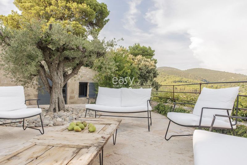 location of the photoshoot in the beautiful and scenic region of the Luberon