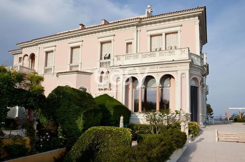 Riviera villa featuring a beautiful French-style garden located in Nice