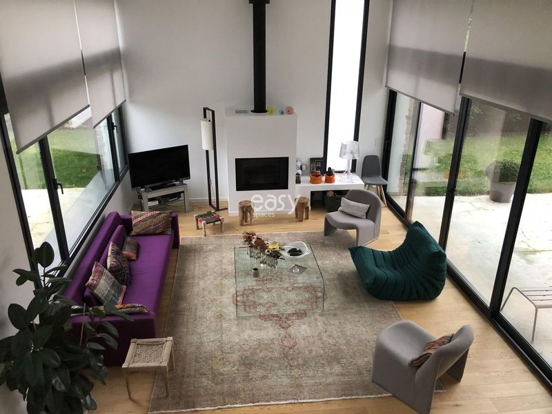 Villa with a beautiful garden available for rent specifically for filming purposes in Paris