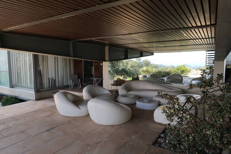 Agency Offering Location Rental Services for Photoshoots in Cannes, France