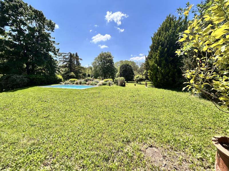 Rustic Country Garden Perfectly Suited for a Beautiful Provence Style Photoshoot in FRANCE