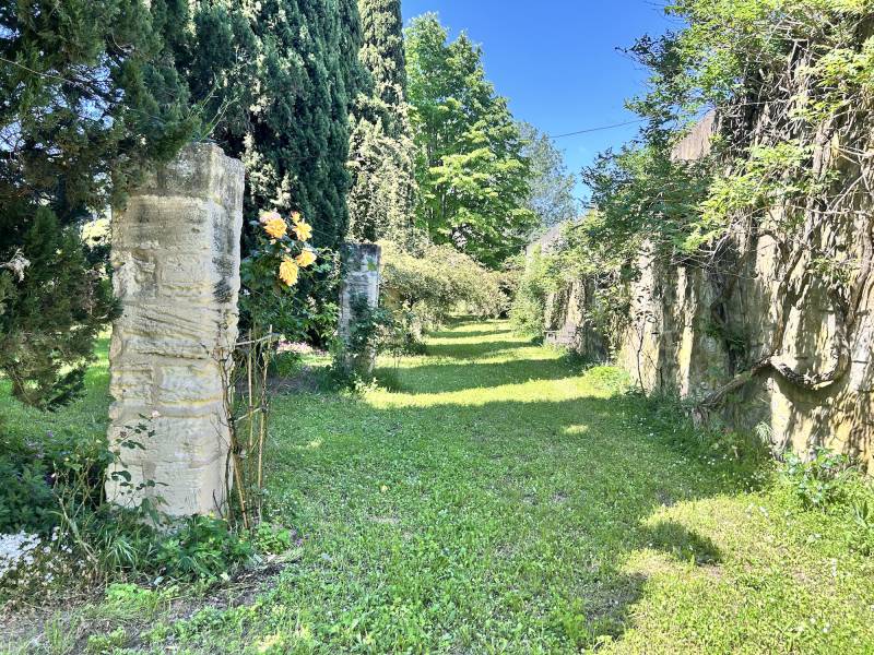 Rustic countryside garden ideal for professional photo shoots in the beautiful Alpilles region of France