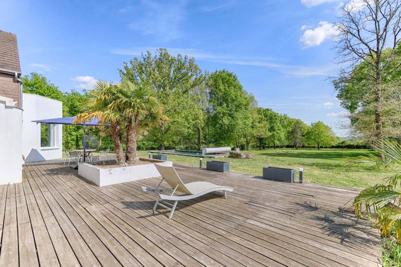 Event venue with swimming pool located in the heart of Paris, France