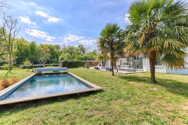 modern contemporary house available for rent in Paris, France, ideal for film shooting or production purposes