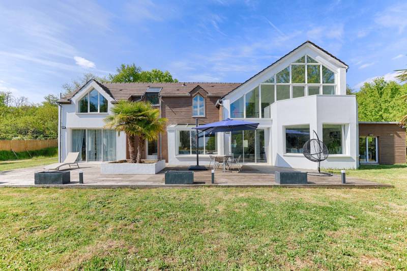 Renting a house with a swimming pool for a corporate or private event in Paris, France