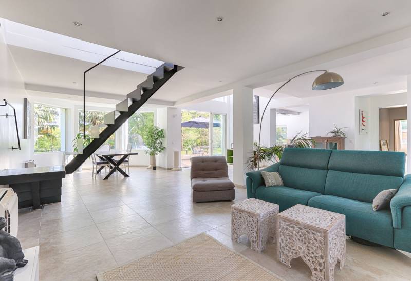 renting a house for a filming location in Paris, FRANCE for professional movie or video production purposes