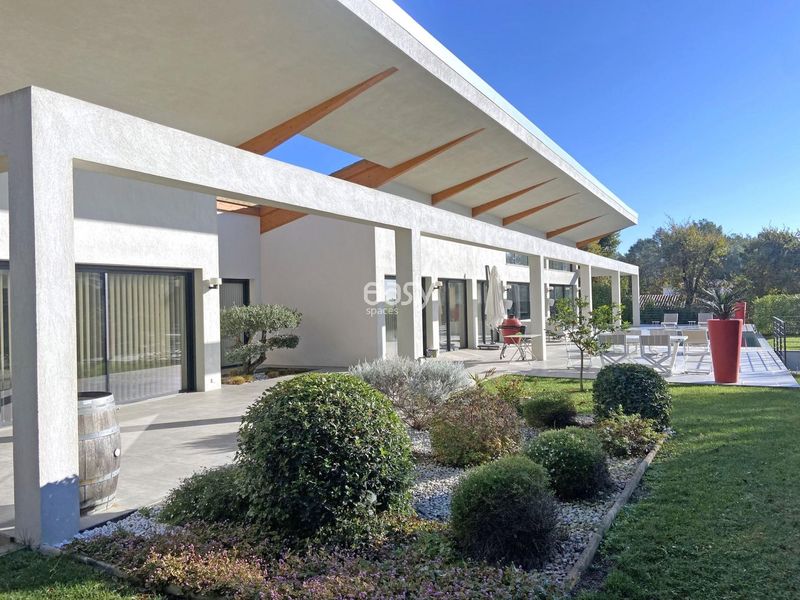 Modern house available for rent in France for professional photo shooting on the French Riviera 06