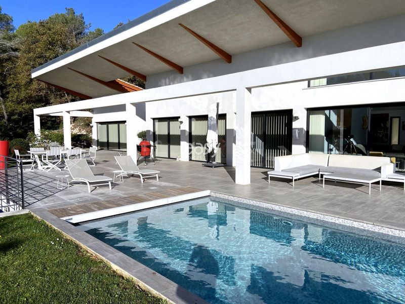 Villa in France with a spacious terrace perfect for professional photo shoots in Nice