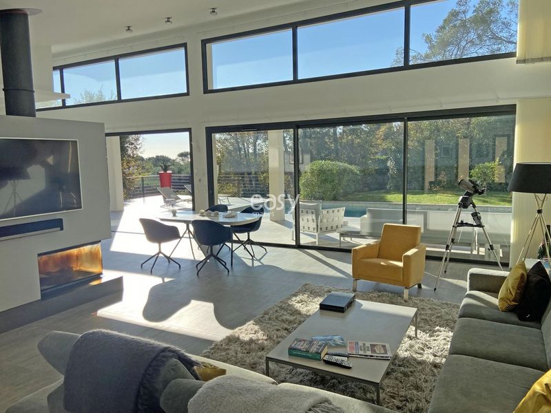 private villa with a swimming pool available for rent near Nice in the south of France